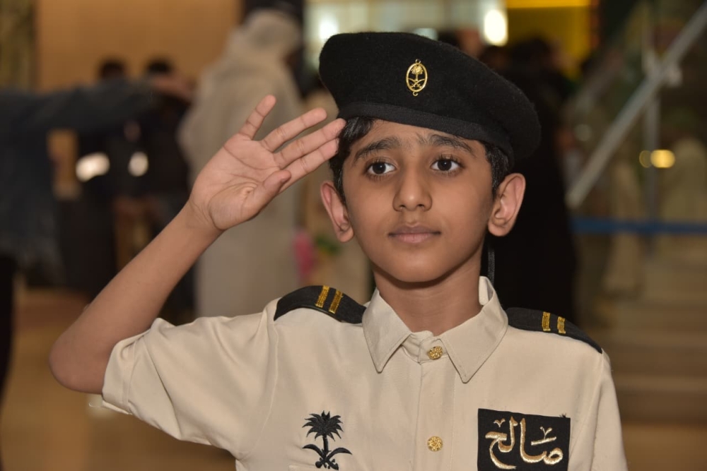 مشهد يفيض فخرًا واعتزازًا.. أصوات الأطفال تصدح بالنشيد الوطني